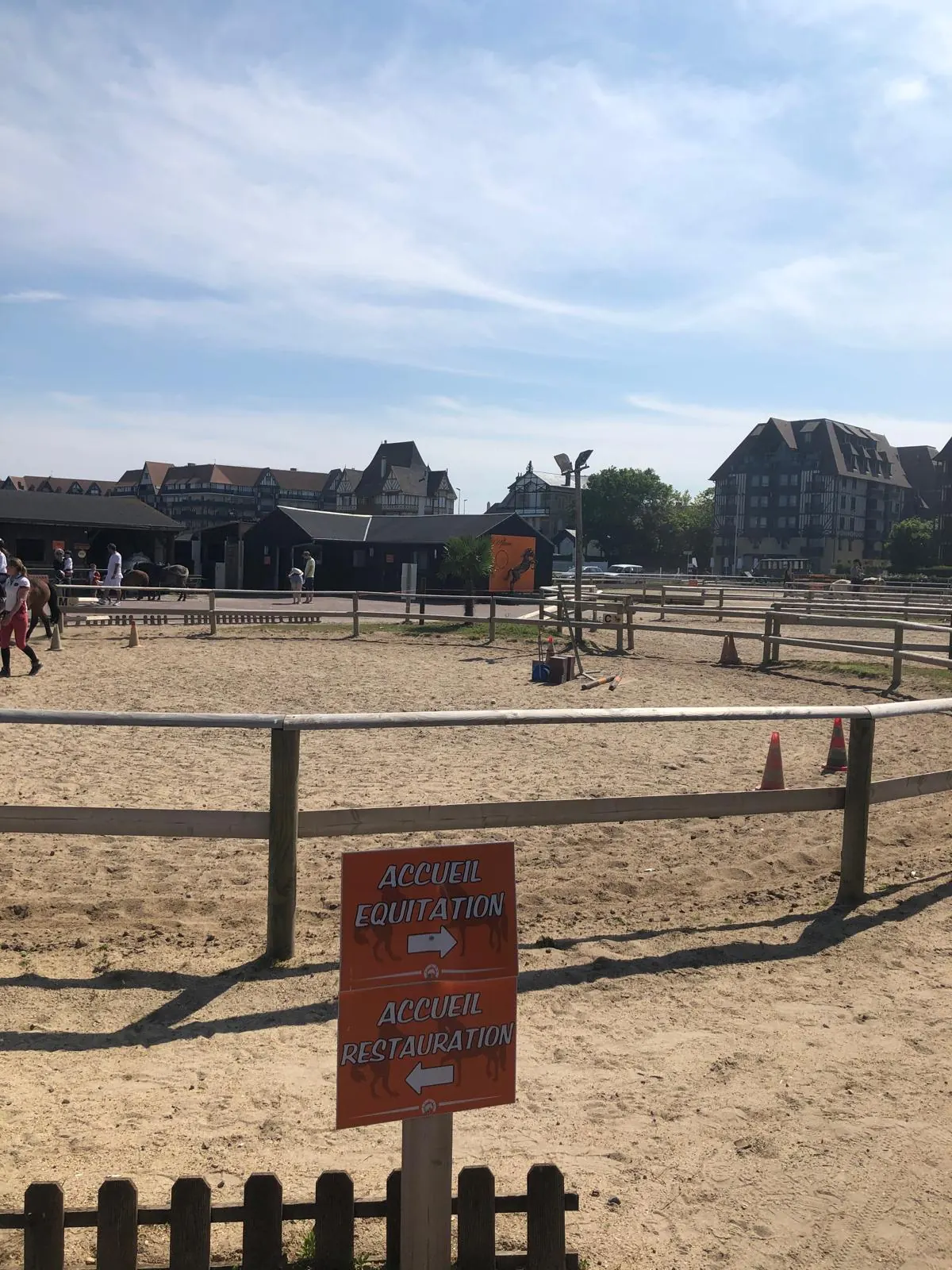 Les panneaux orange indiquant l&rsquo;accueil &eacute;quitation et restauration