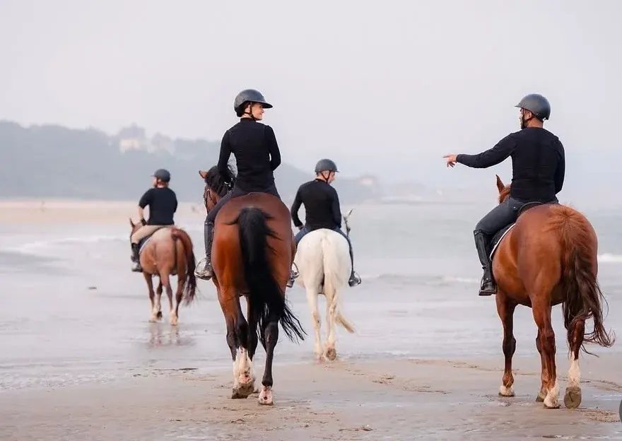 Reiter am Meer am Strand von Deauville