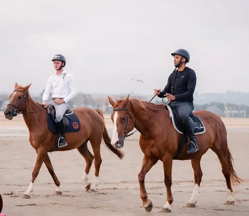 Cavaliers &agrave; cheval sur le sable de Deauville