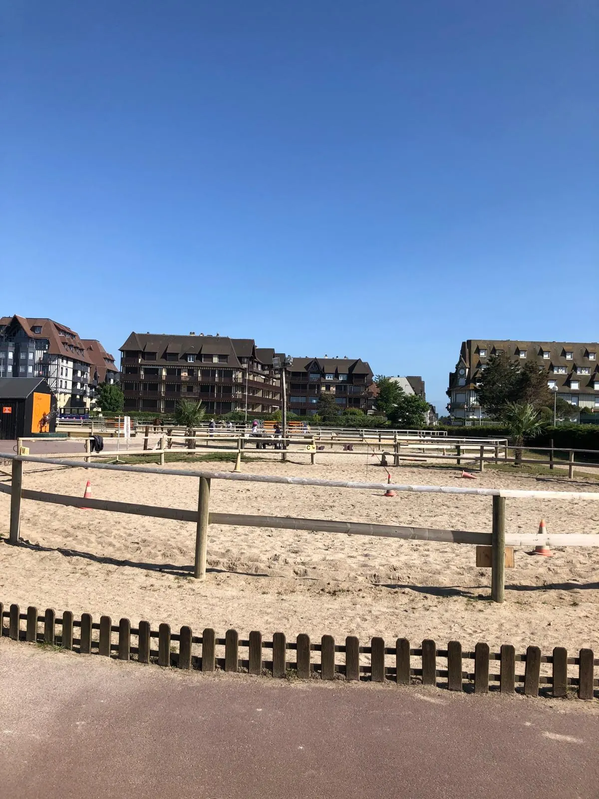 O picadeiro e os edif&iacute;cios de Deauville