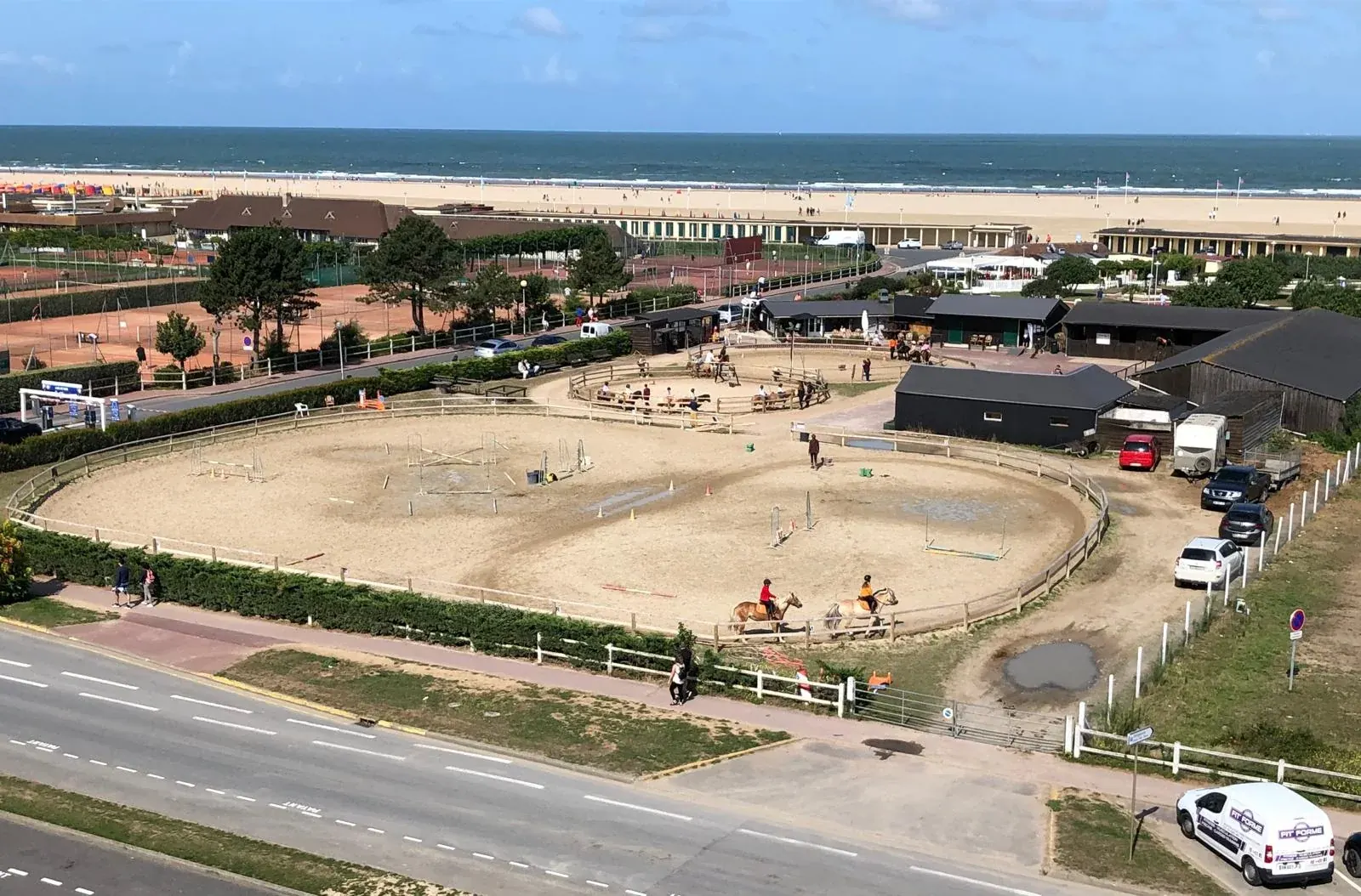 O clube equestre e Les Lais de Mer em frente à praia de Deauville