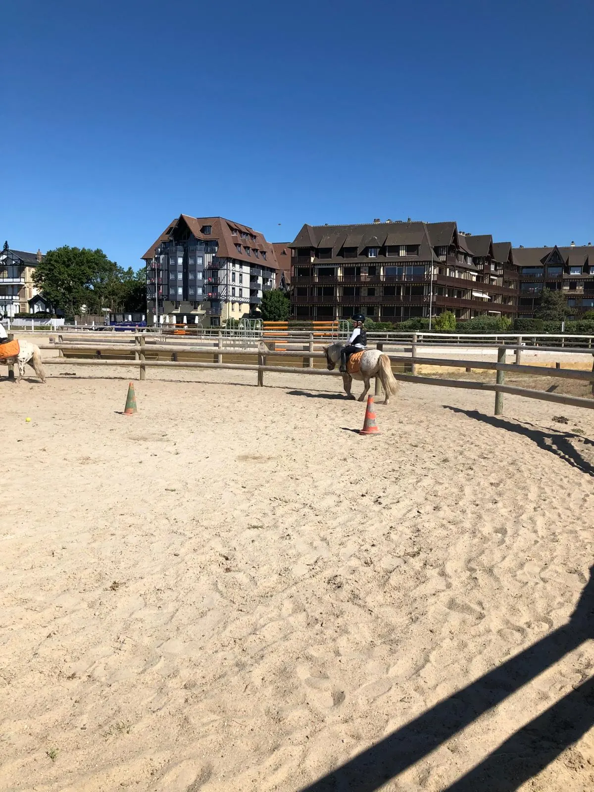 Un jeune cavalier &agrave; poney dans la carri&egrave;re de Deauville