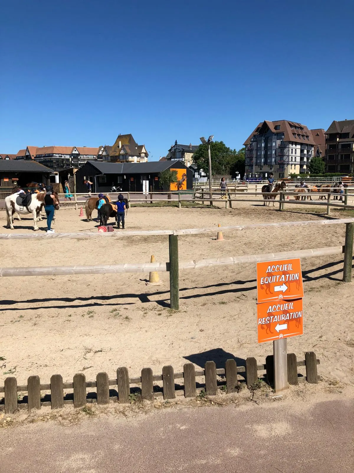 Les poneys et leurs cavaliers dans la carri&egrave;re du club