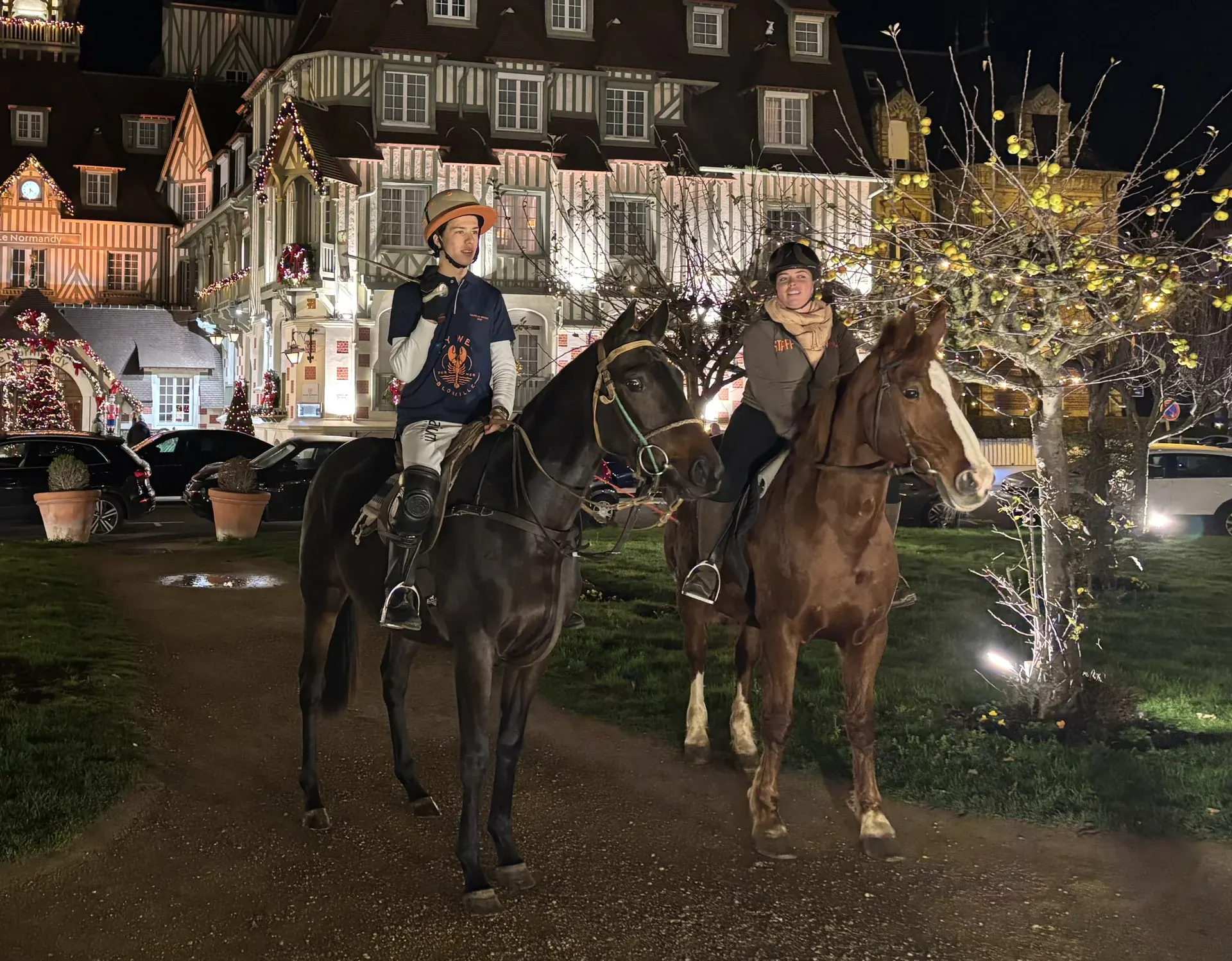 Deux cavaliers devant les illuminations de Deauville